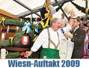 Wiesnbeginn 2009: um 12 Uhr zapfte am Samstag OB Ude das erste Fass mit zwei Schlägen an. Fotos & Videos (Foto: Martin Schmitz)